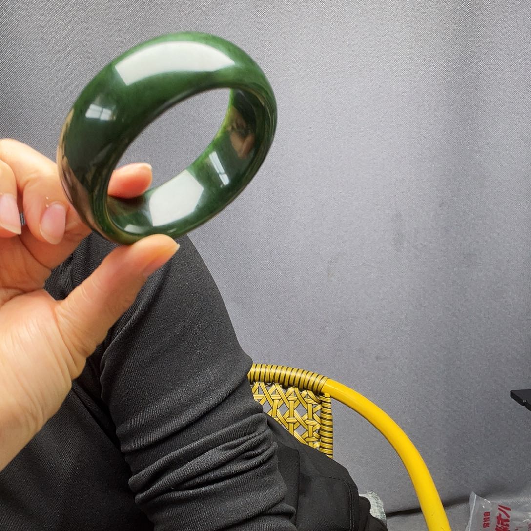 结***姐和田玉未镶嵌手镯