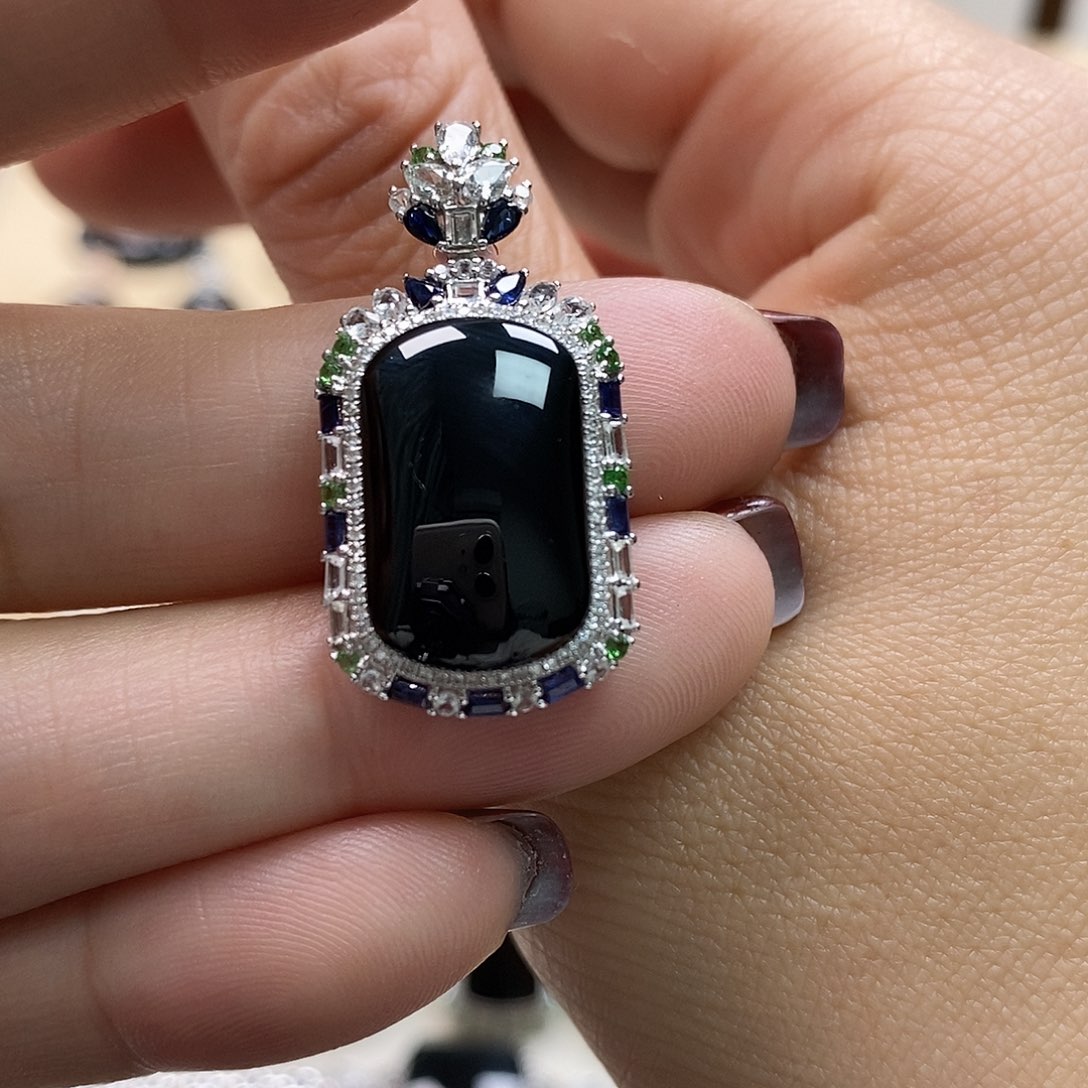 翡翠颈饰18K金镶嵌墨翠