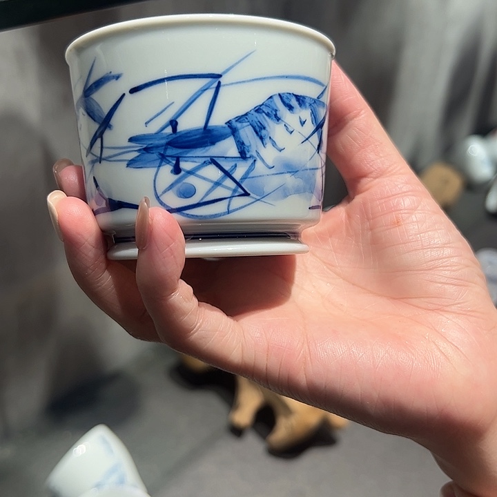 摆件景德镇高温瓷器手工手绘虾容天杯