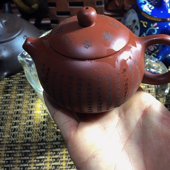 紫砂茶壶原矿泥料手工制作的紫砂壶。