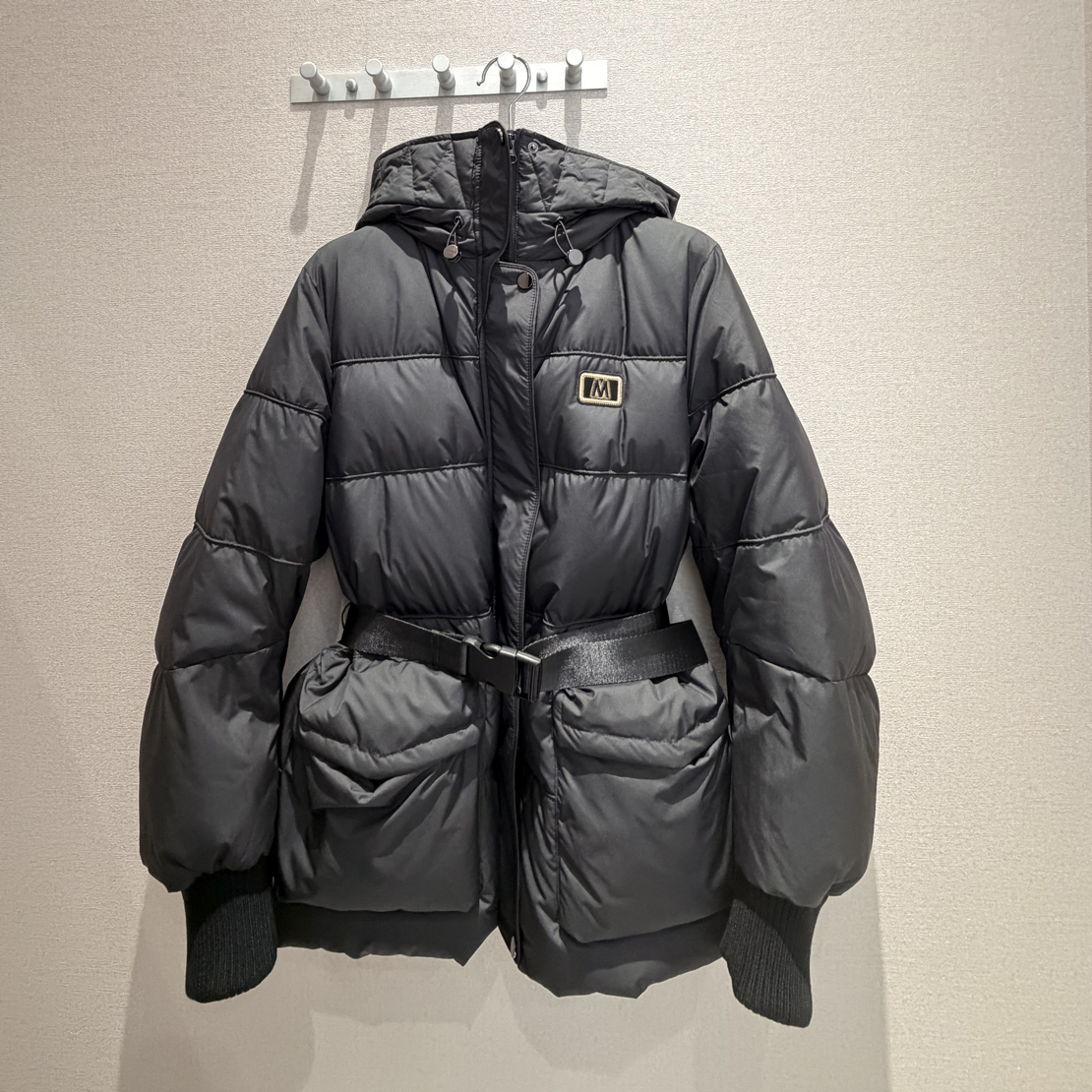 玛丝恩迪秋冬新款中长款可束腰羽绒服连帽保暖加厚黑色冬季430657