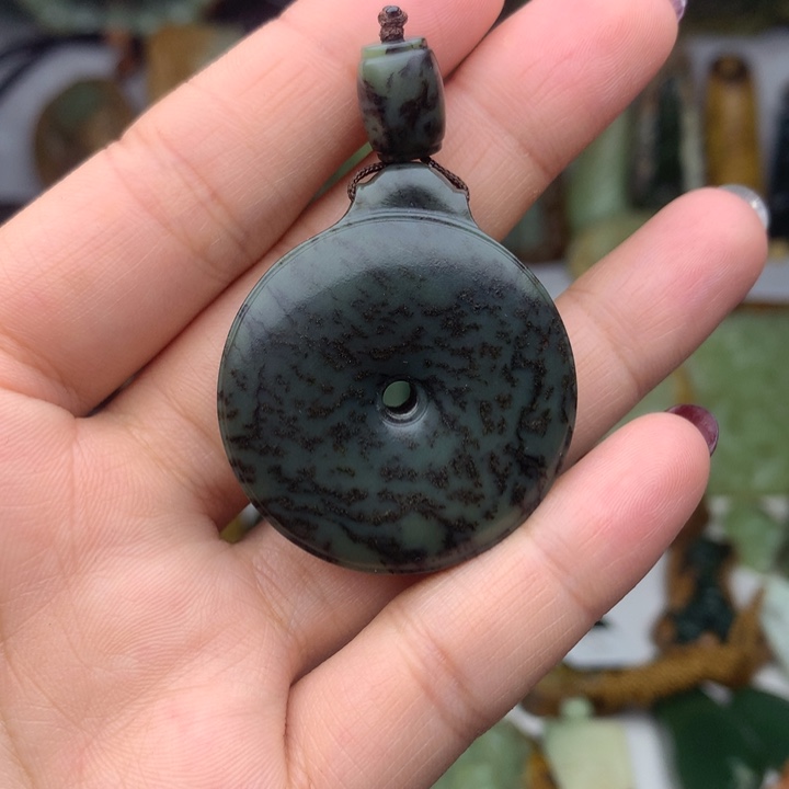 透闪石质玉挂件未镶嵌吃**喝