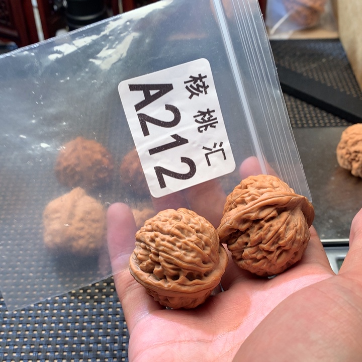文玩核桃吊坠莲花