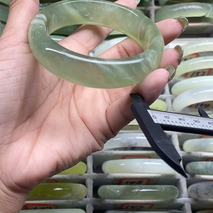 蛇纹石玉未镶嵌手镯125