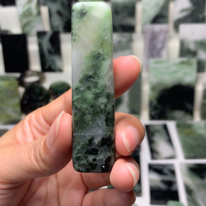 独山玉颈饰未镶嵌