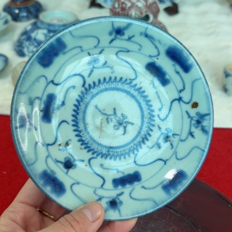 潜**渊一个青花缠枝花卉赏盘