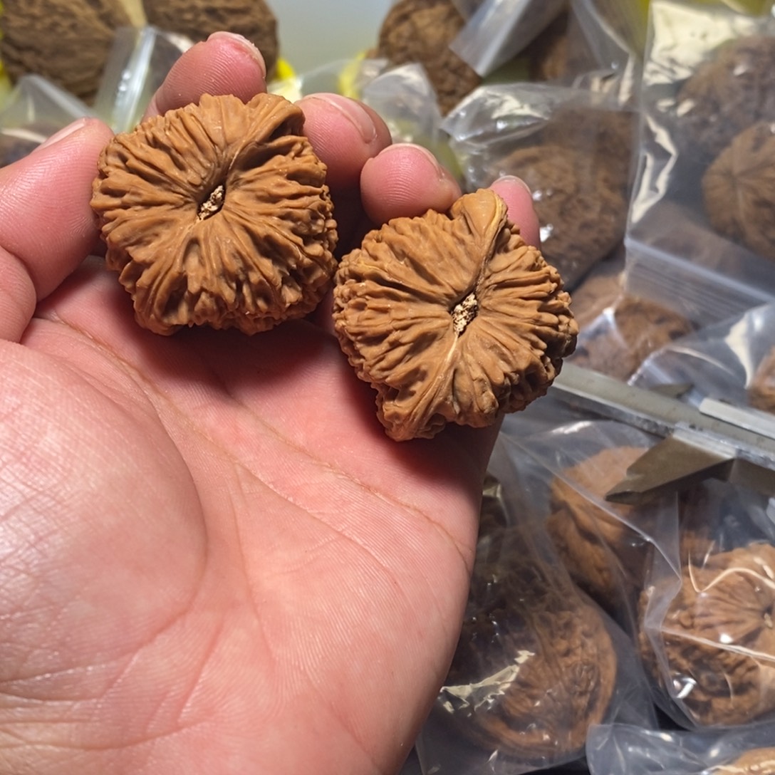 鲸***核桃文玩核桃南疆石有黄色差006