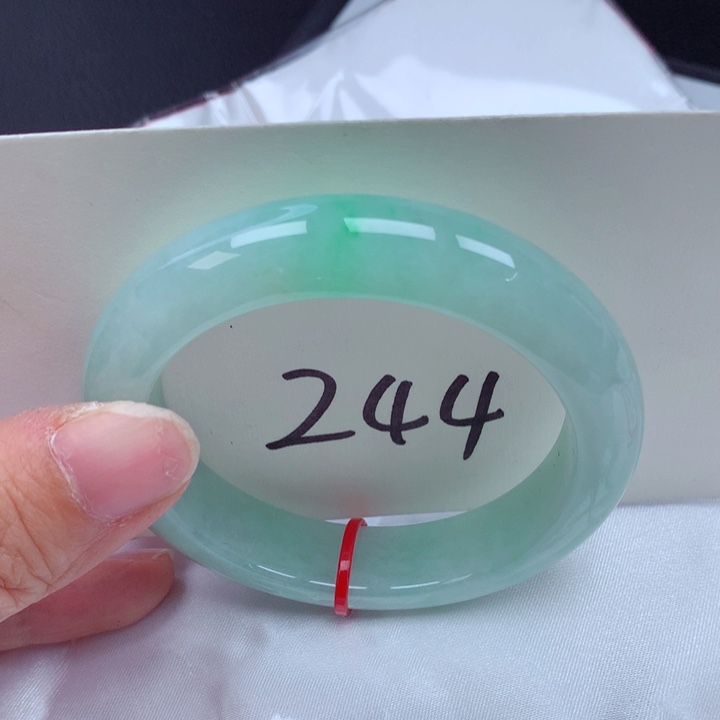 翡翠手镯未镶嵌翡翠