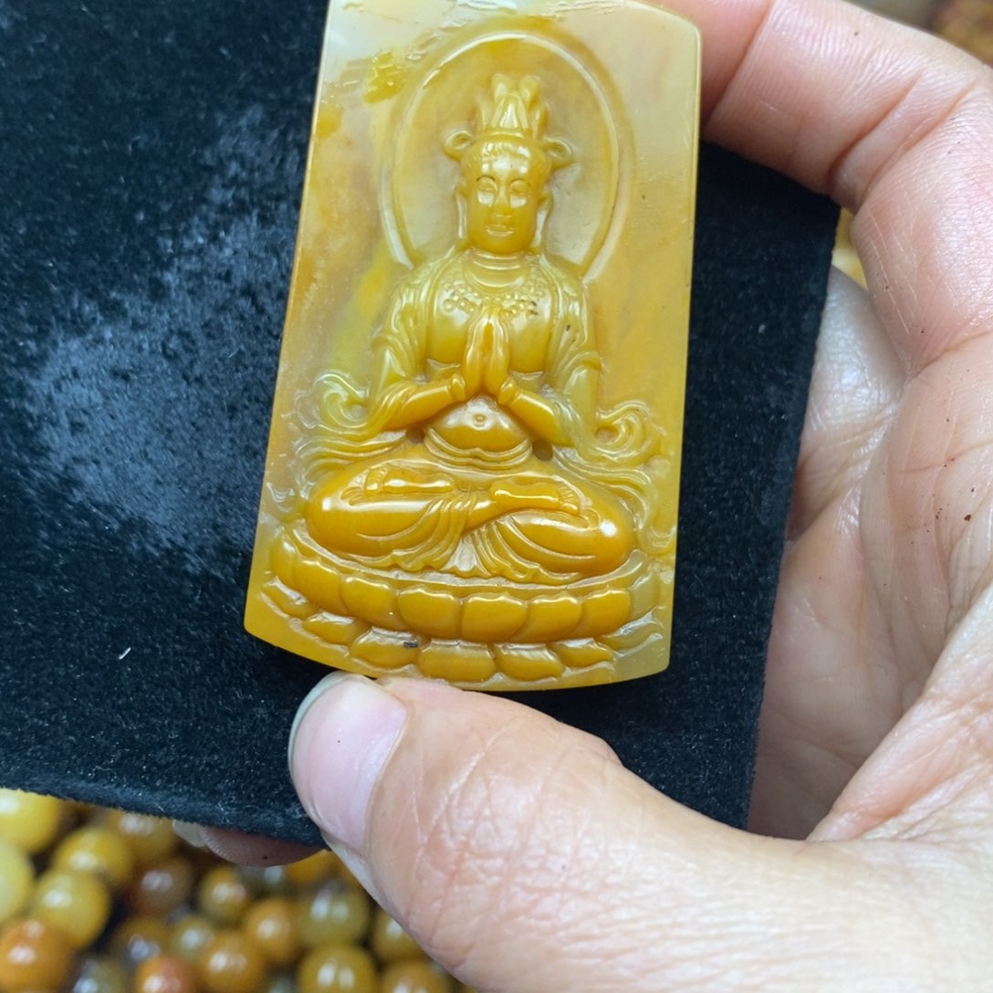 未镶嵌石英质玉（黄龙玉）颈饰