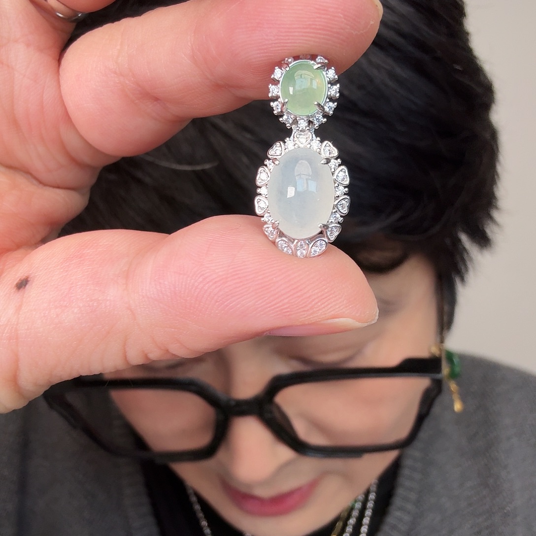 翡翠未镶嵌颈饰一件