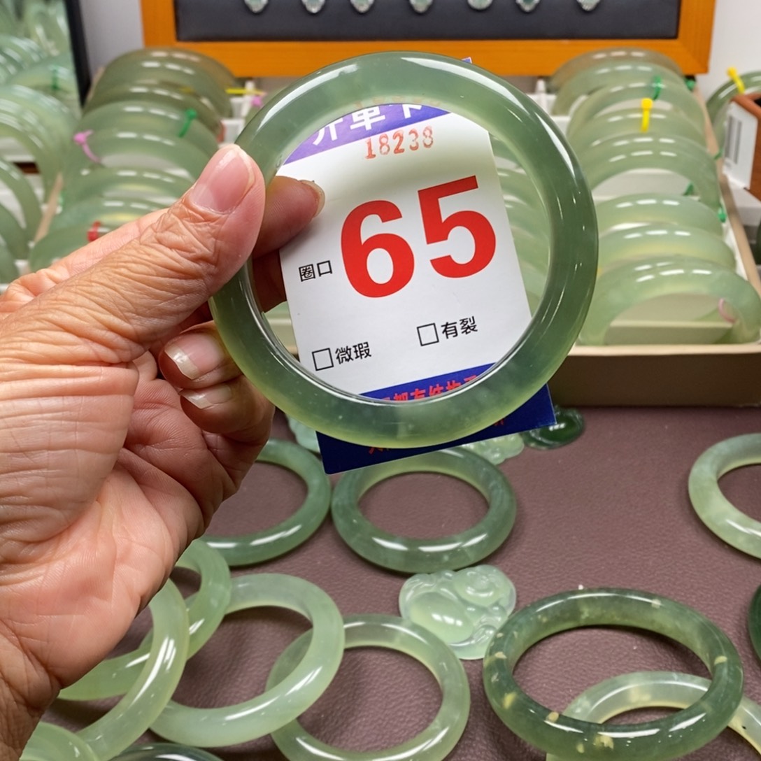 通***宝蛇纹石玉未镶嵌手镯