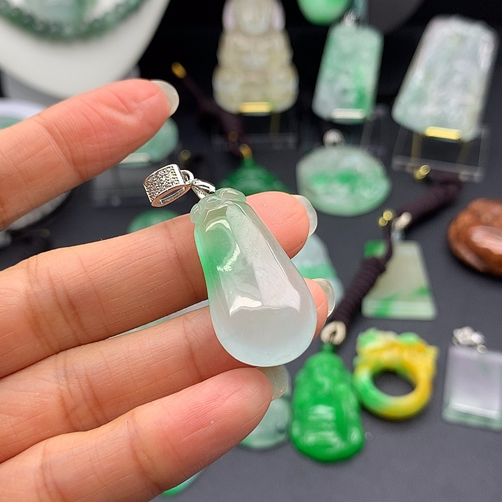 翡翠未镶嵌吊坠(赠链)