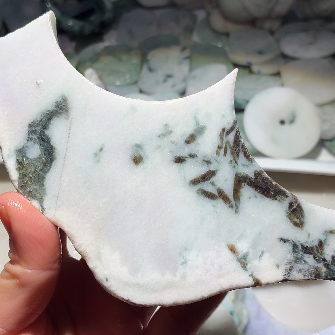 翡翠未镶嵌颈饰边角料