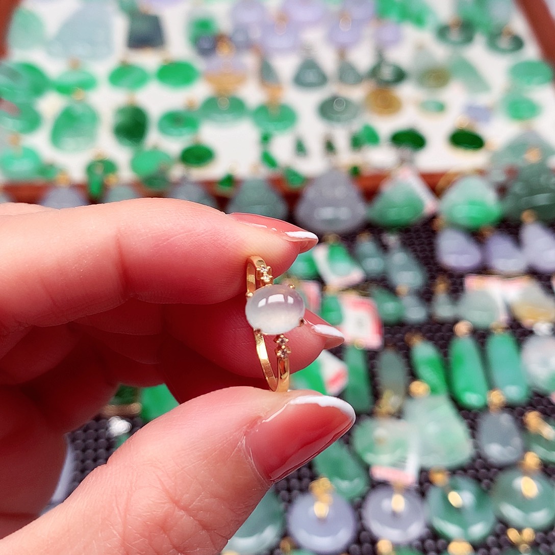 翡翠18K金镶嵌颈饰