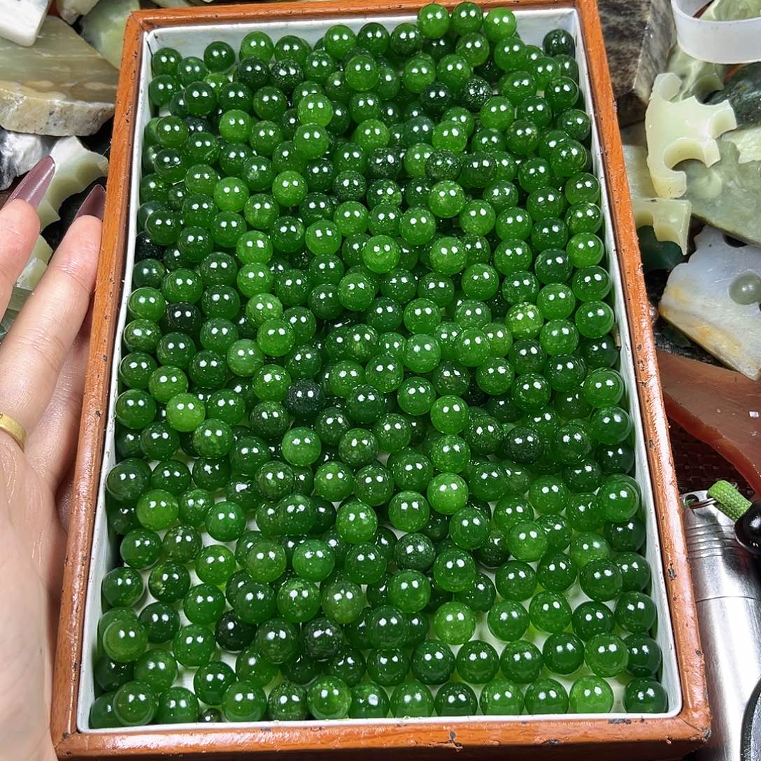 颈饰未镶嵌和田玉（糖玉）