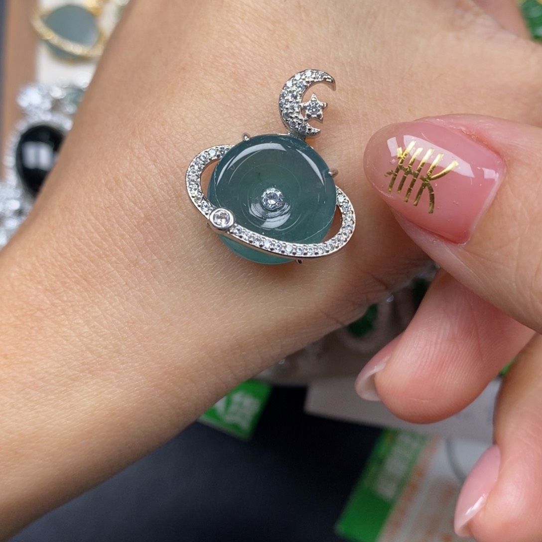 翡翠颈饰未镶嵌翡翠