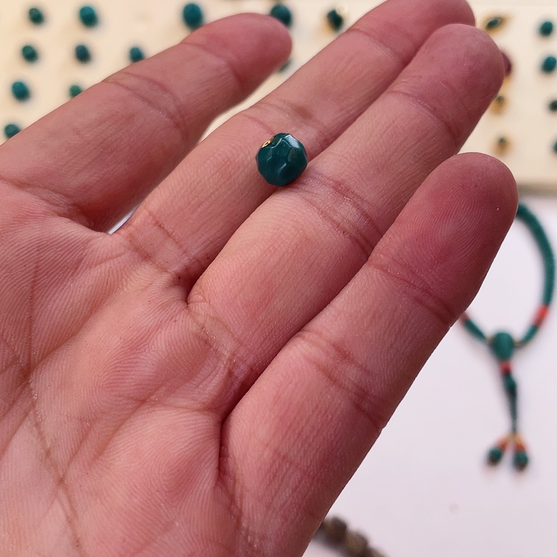 绿松石颈饰未镶嵌