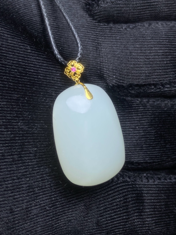 和田玉晴水色18k金面包无事牌吊坠
