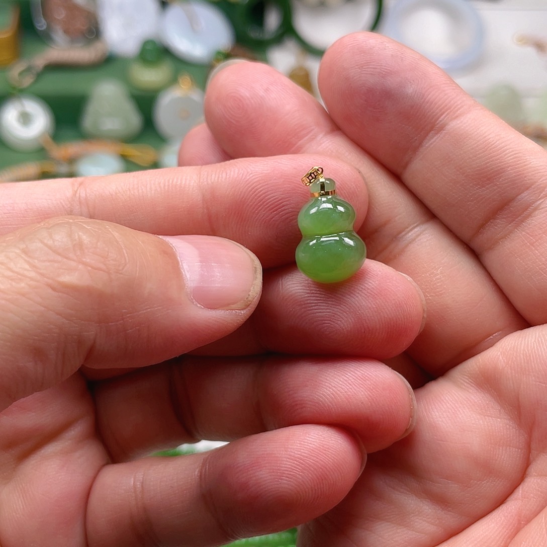 颈饰18K金镶嵌和田玉（碧玉）