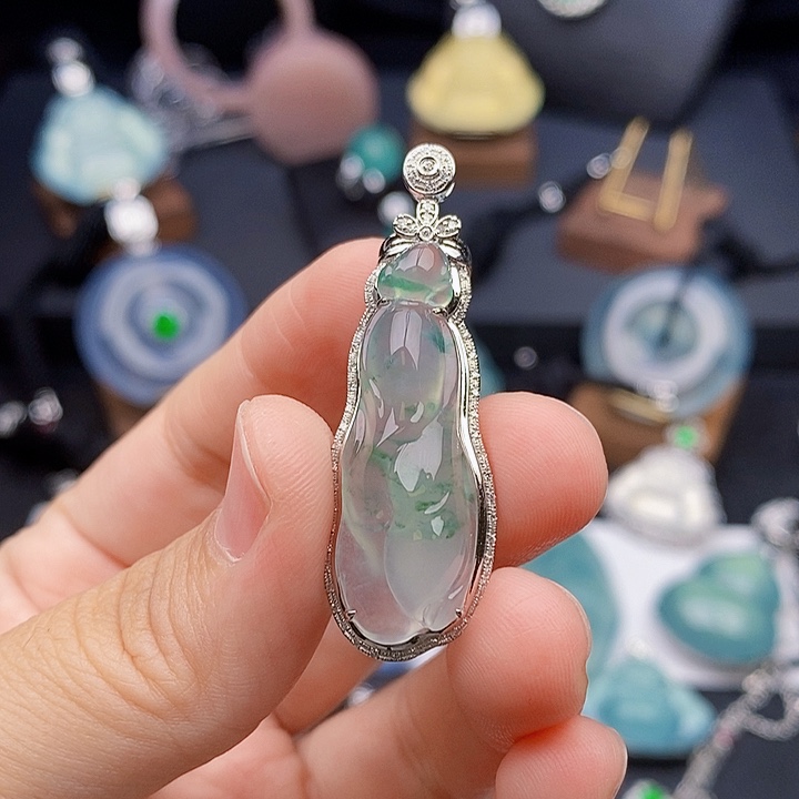 颈饰18K金镶嵌翡翠白菜