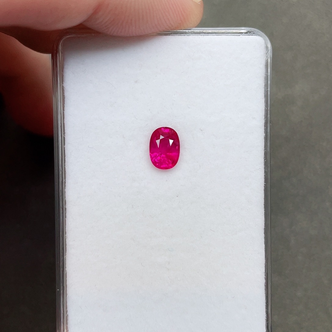 红宝石裸石未镶嵌1.1克拉缅甸鸽血红吉尔德证书天鹅绒