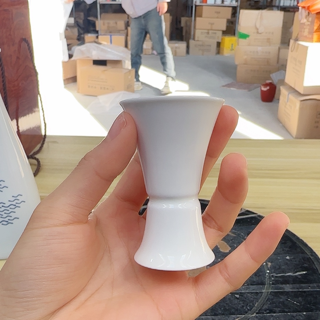 7只白色小酒杯开播福利