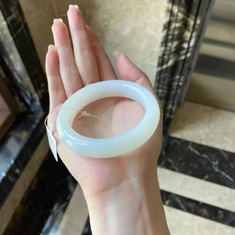 新疆和田玉高品质手镯蜂蜜水