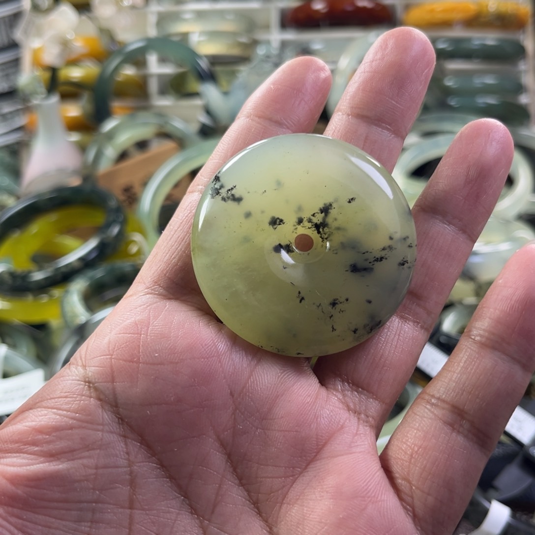蛇纹石玉颈饰未镶嵌