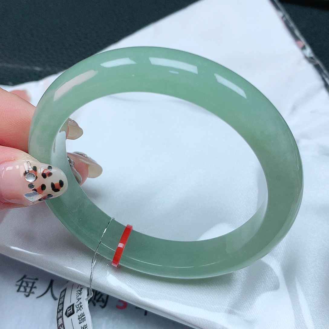 翡翠手镯未镶嵌56圈
