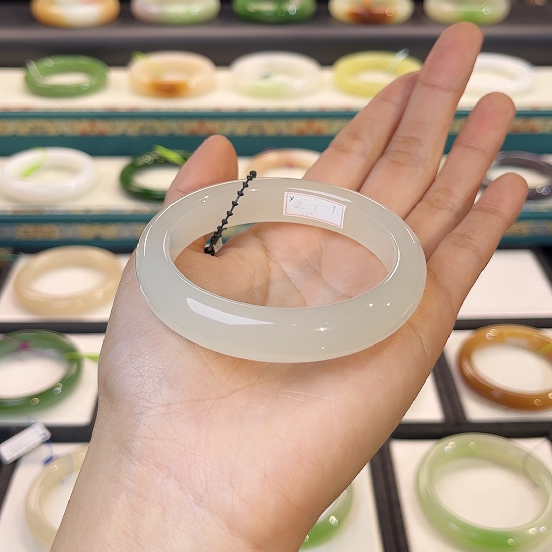 和田玉手镯未镶嵌荔枝冻