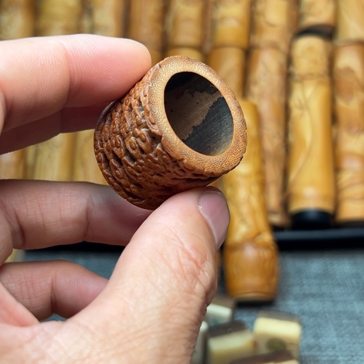 工***琛实心竹雕刻手把件
