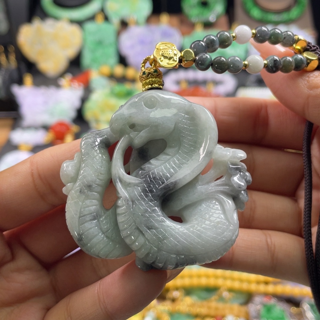 翡翠未镶嵌颈饰待编织