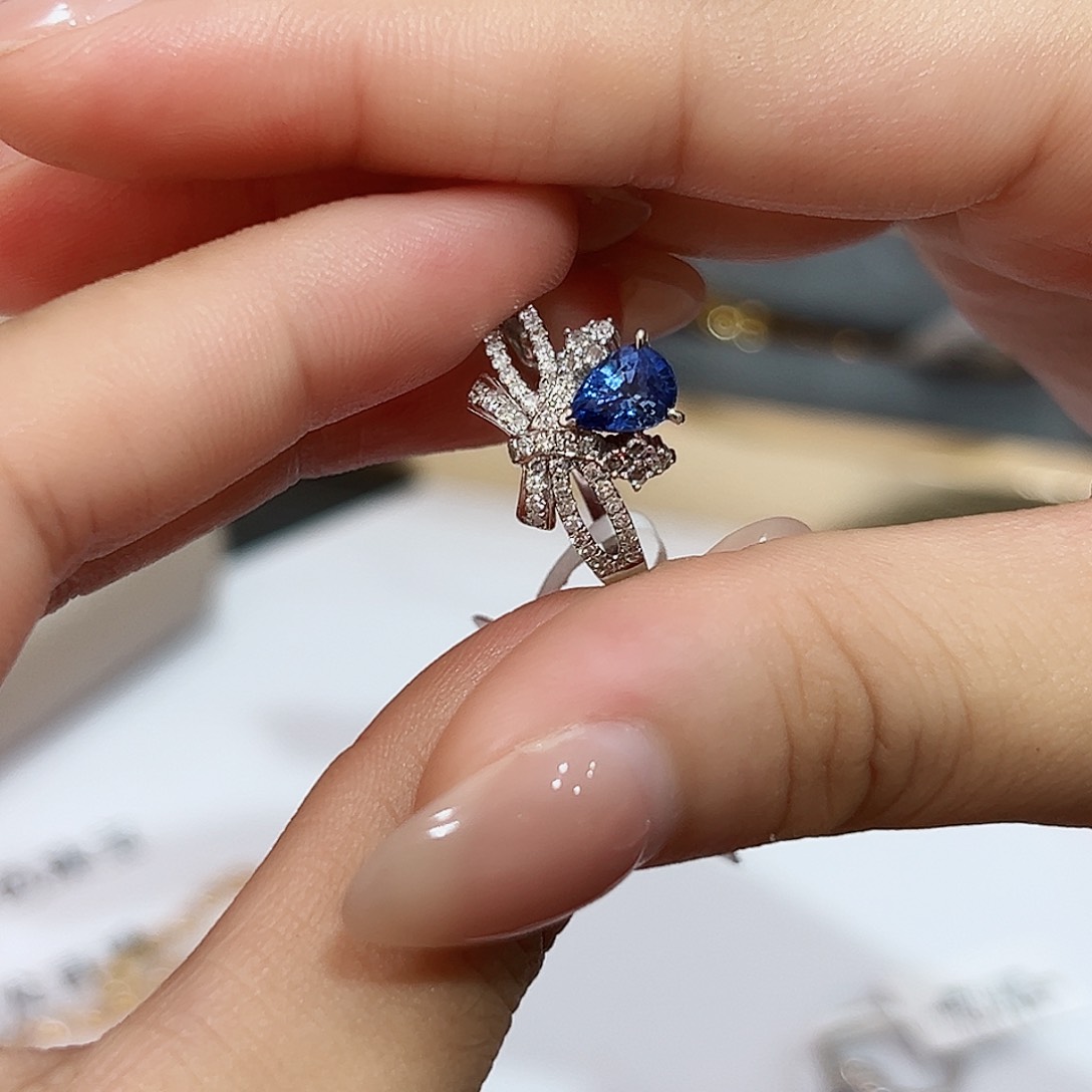 蓝宝石戒指18K金镶嵌