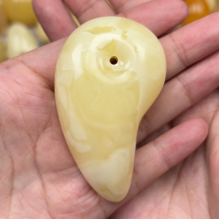 琥珀未镶嵌颈饰蜜蜡