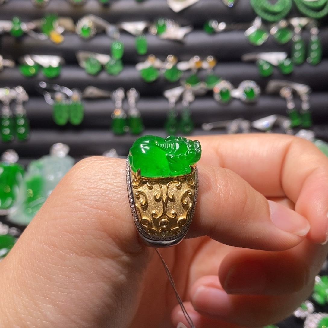 翡翠戒指18K金镶嵌天然翡翠