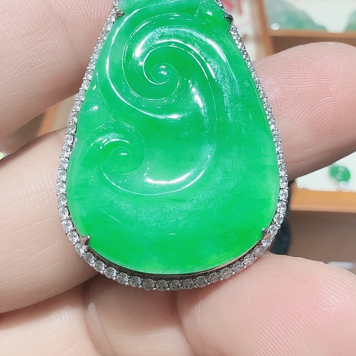 翡翠18K金镶嵌颈饰天然翡翠吊坠