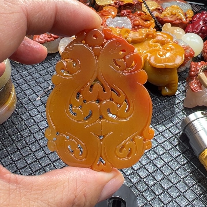 石英质玉（黄龙玉）颈饰未镶嵌