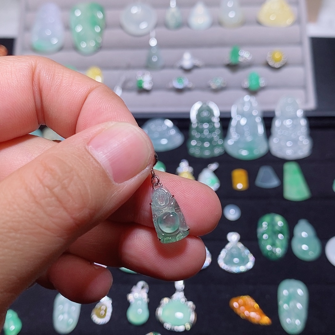 翡翠银S925镶嵌颈饰小站佛