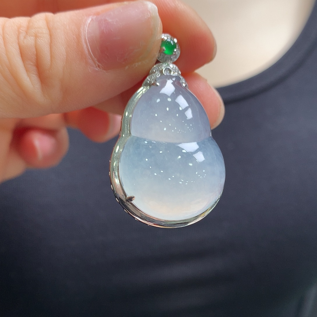 翡翠18K金镶嵌颈饰葫芦