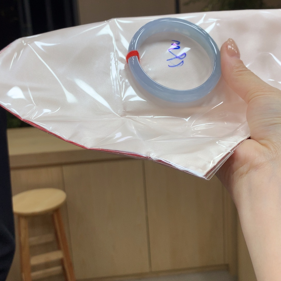 翡翠手镯未镶嵌不退不换