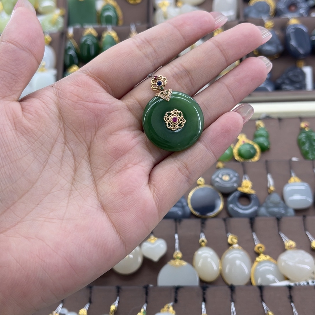 台***机和田玉18K金镶嵌吊坠(赠链)