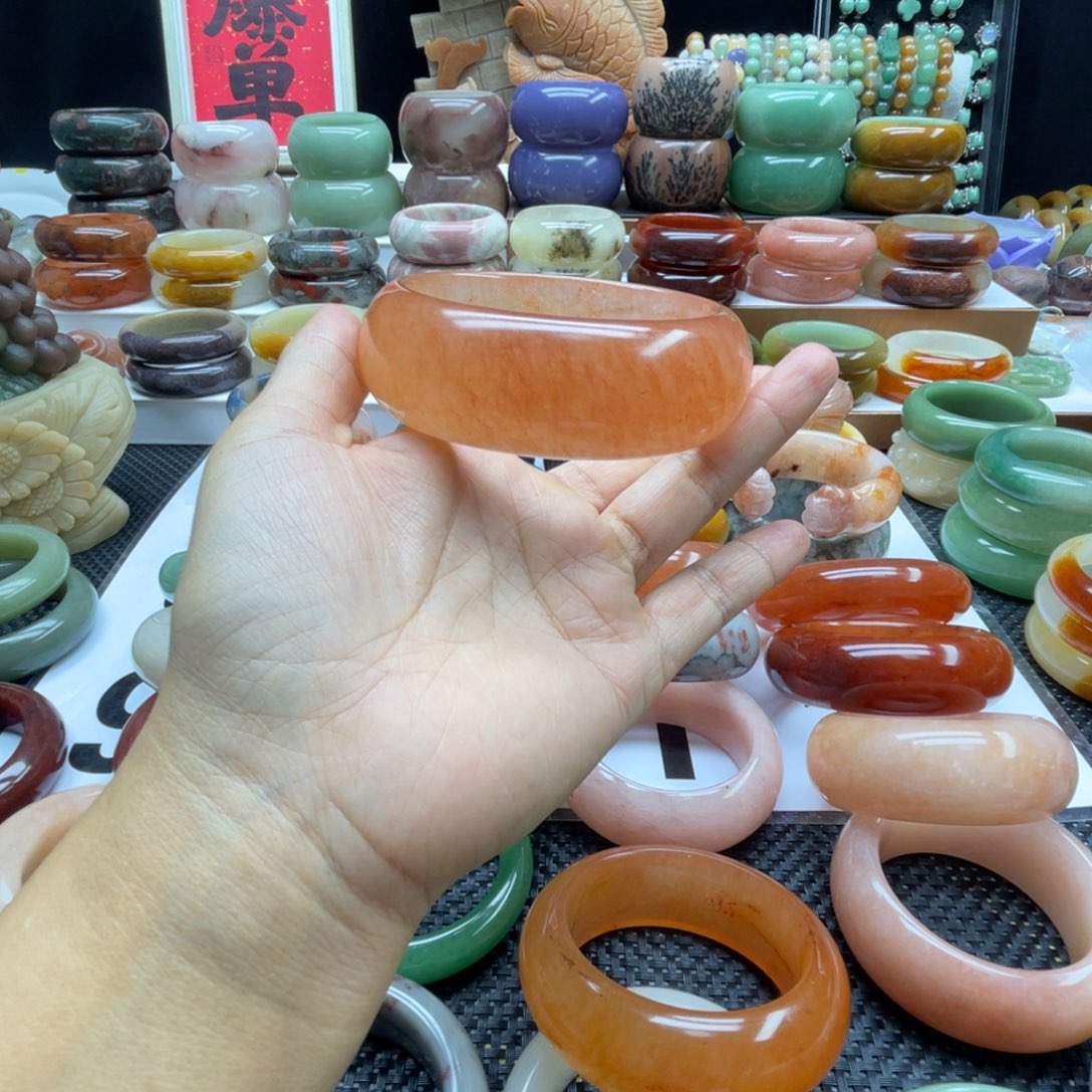 @****石英岩玉未镶嵌手镯