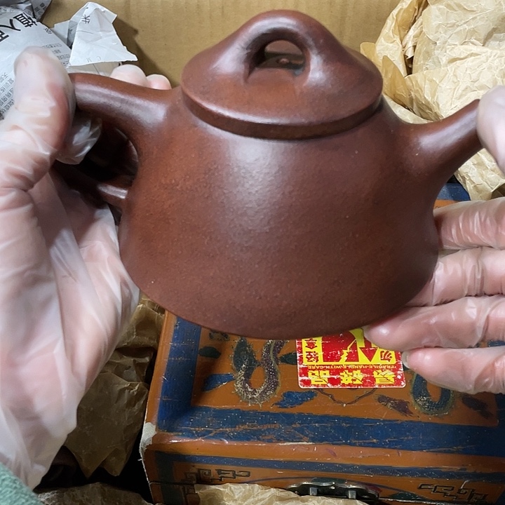 茶壶紫砂矿泥料，手工制作的一把紫砂壶。