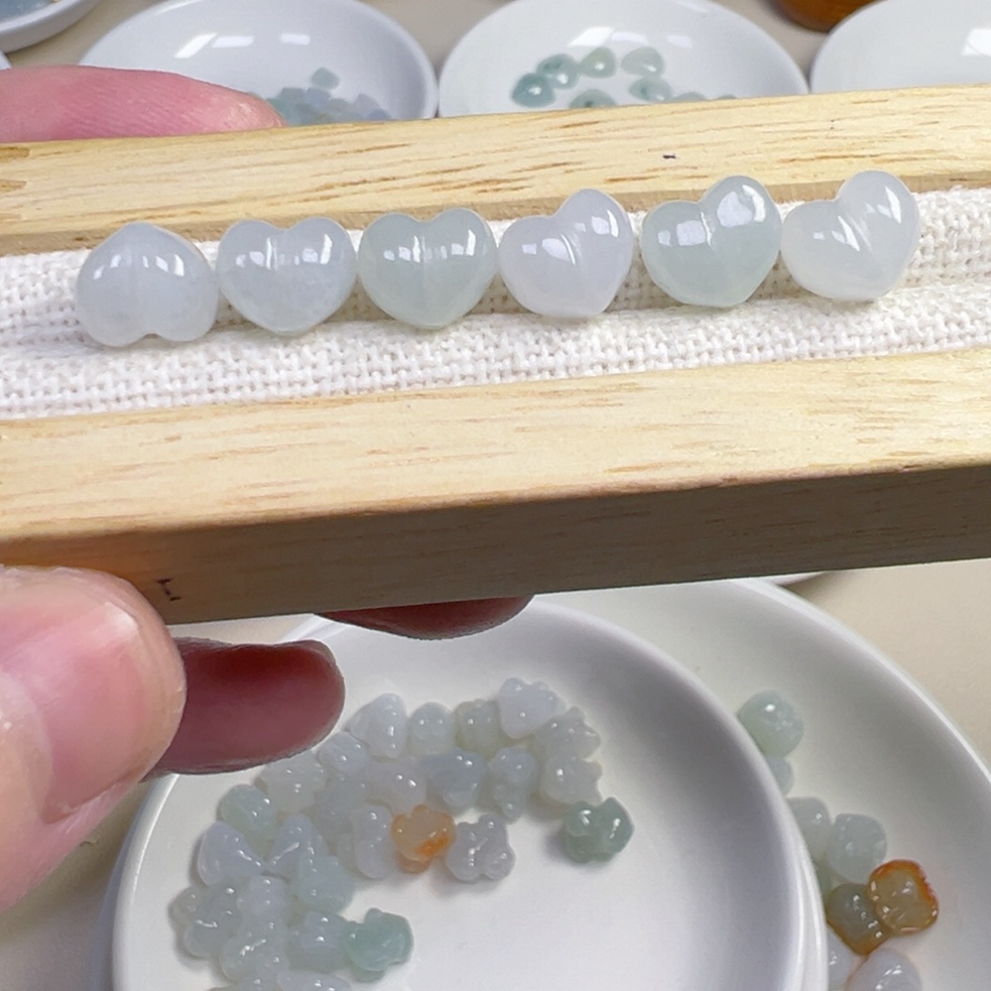 翡翠散珠通孔屁桃一只