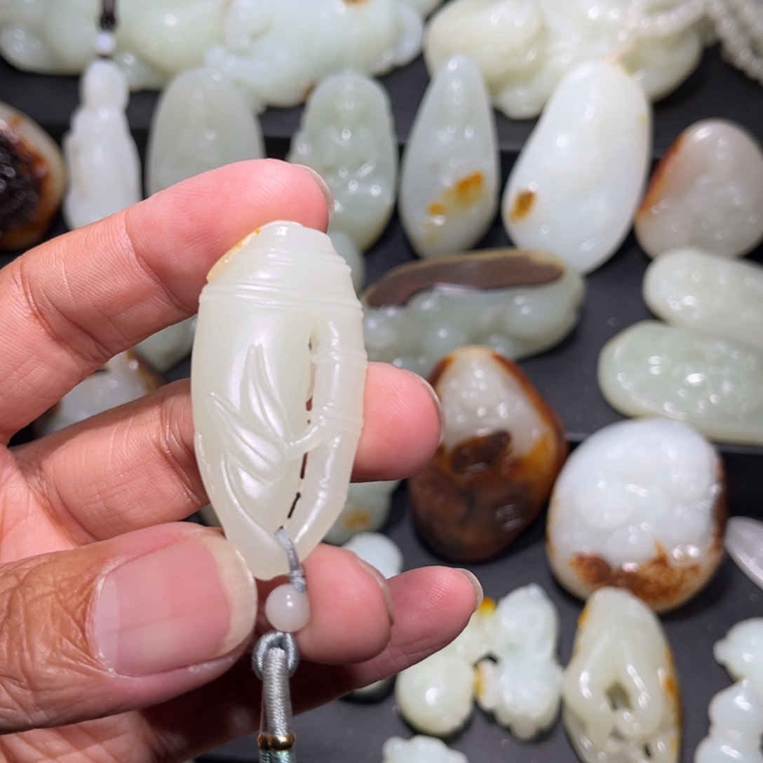 L***u和田玉未镶嵌颈饰