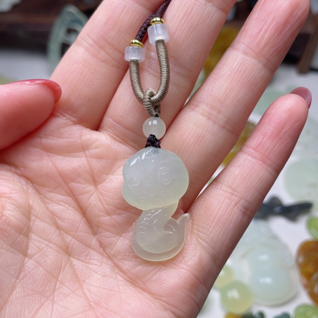 蛇纹石玉颈饰未镶嵌