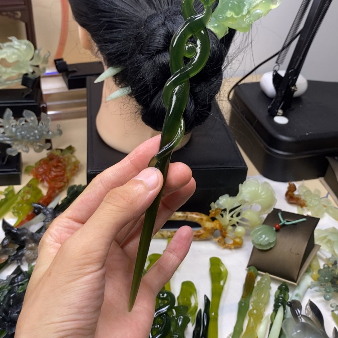 一***荻蛇纹石玉合金发饰缘起