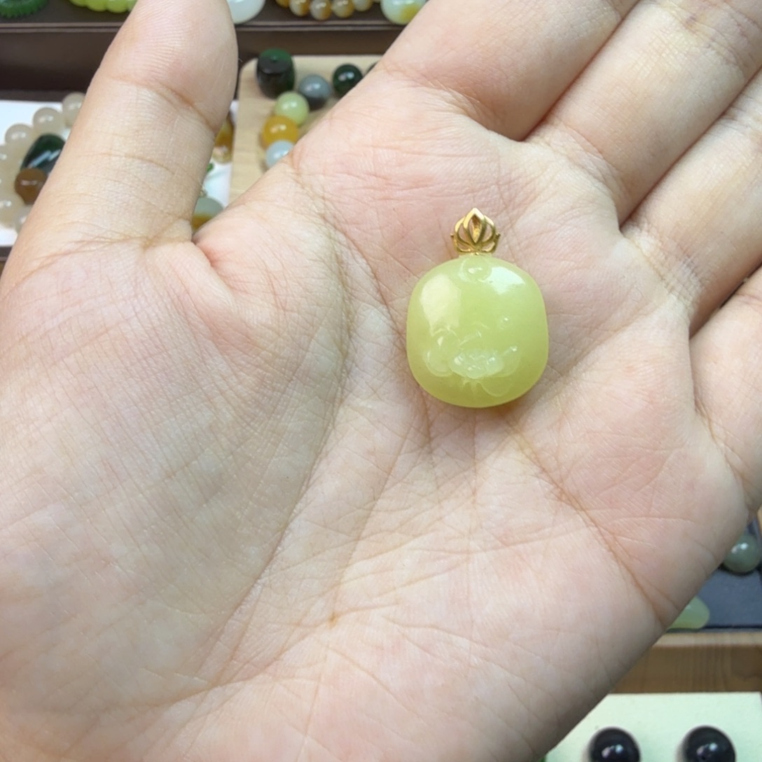 你***着和田玉18K金镶嵌珠宝半成品黄口荷花牌