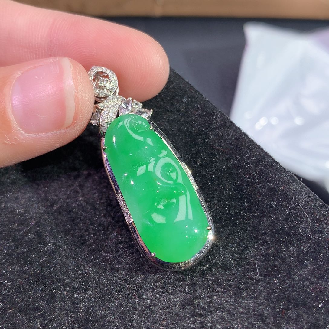 翡翠吊坠(赠链)18K金镶嵌