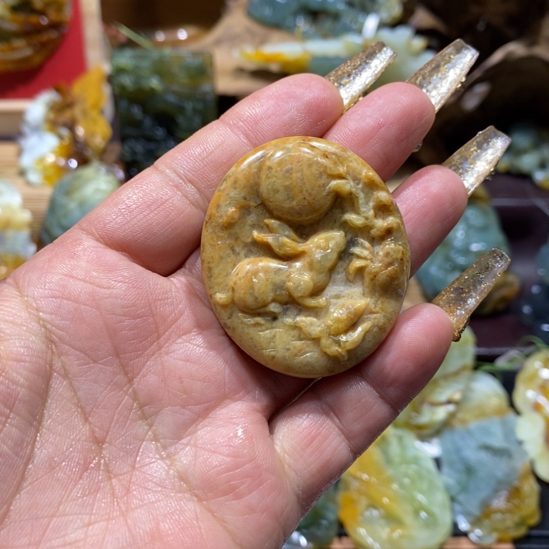 蛇纹石玉颈饰未镶嵌